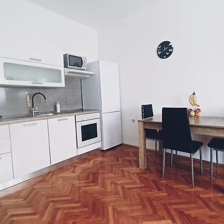 Apartman Dora Apartment พูลา ภายนอก รูปภาพ