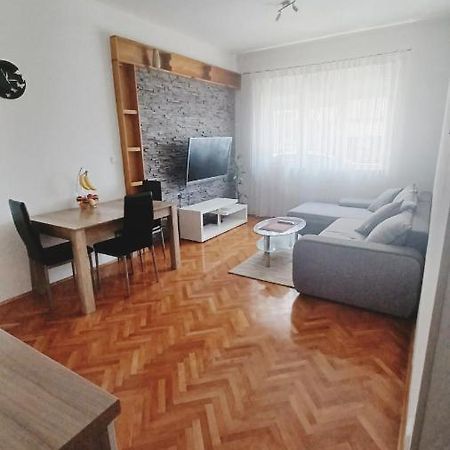 Apartman Dora Apartment พูลา ภายนอก รูปภาพ