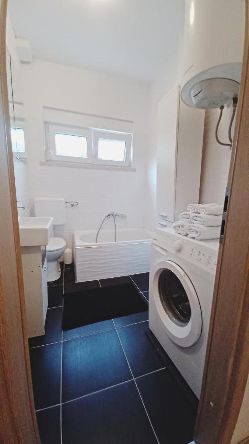 Apartman Dora Apartment พูลา ภายนอก รูปภาพ