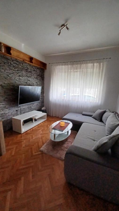Apartman Dora Apartment พูลา ภายนอก รูปภาพ