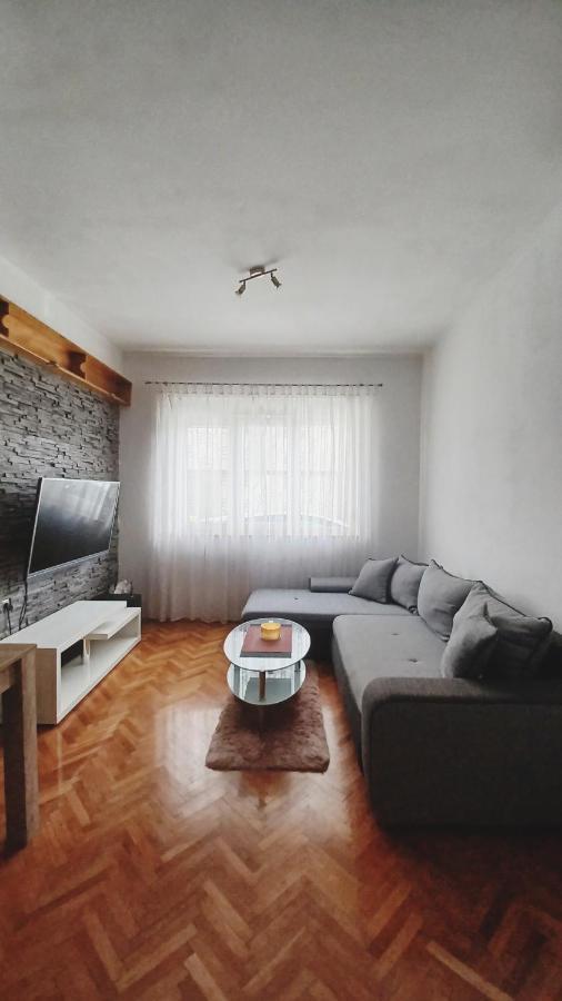 Apartman Dora Apartment พูลา ภายนอก รูปภาพ