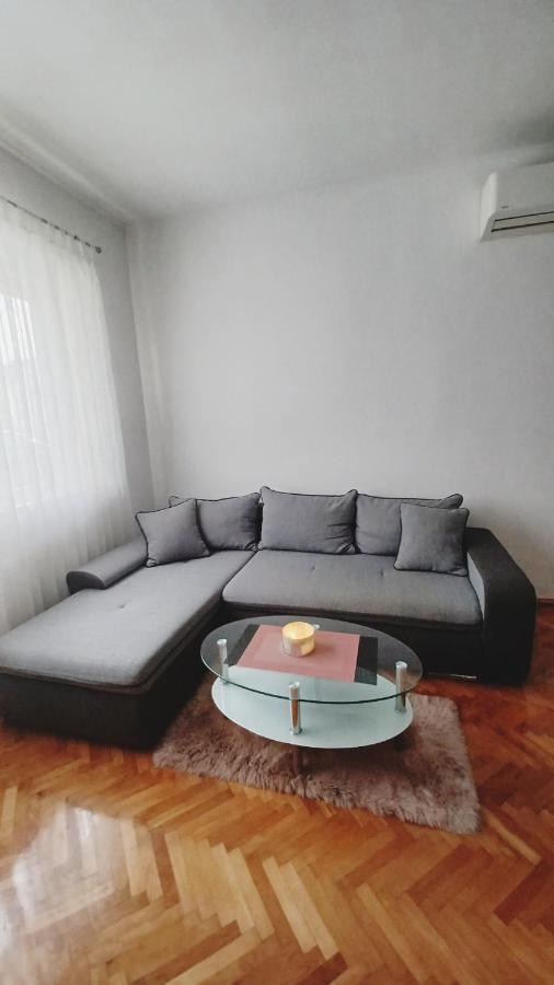 Apartman Dora Apartment พูลา ภายนอก รูปภาพ