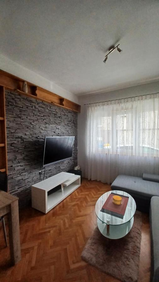 Apartman Dora Apartment พูลา ภายนอก รูปภาพ