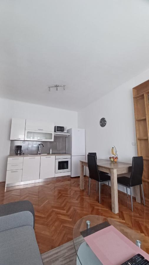Apartman Dora Apartment พูลา ภายนอก รูปภาพ
