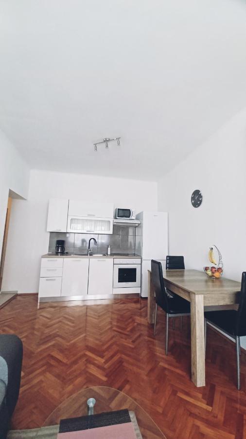 Apartman Dora Apartment พูลา ภายนอก รูปภาพ
