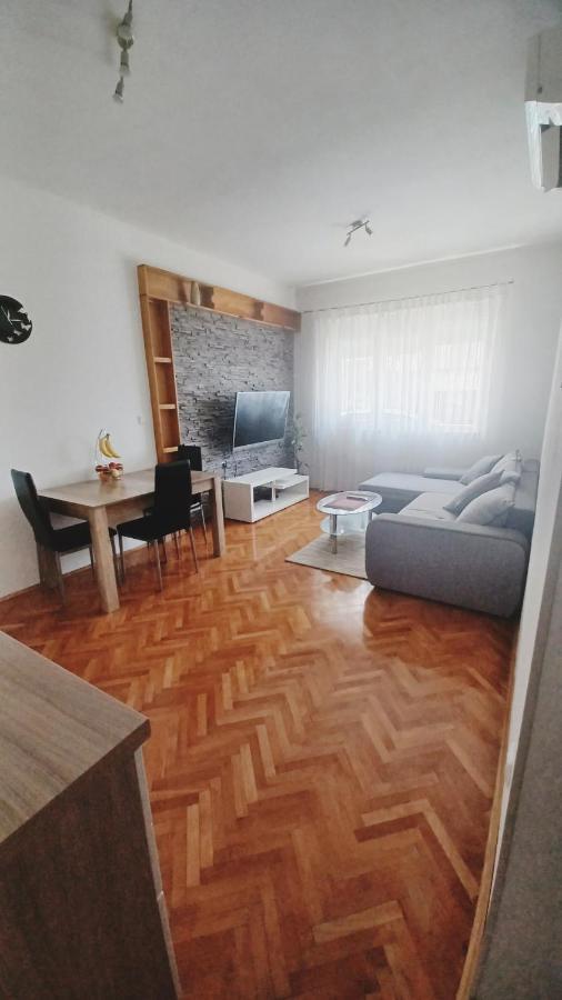 Apartman Dora Apartment พูลา ภายนอก รูปภาพ