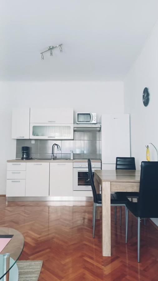 Apartman Dora Apartment พูลา ภายนอก รูปภาพ