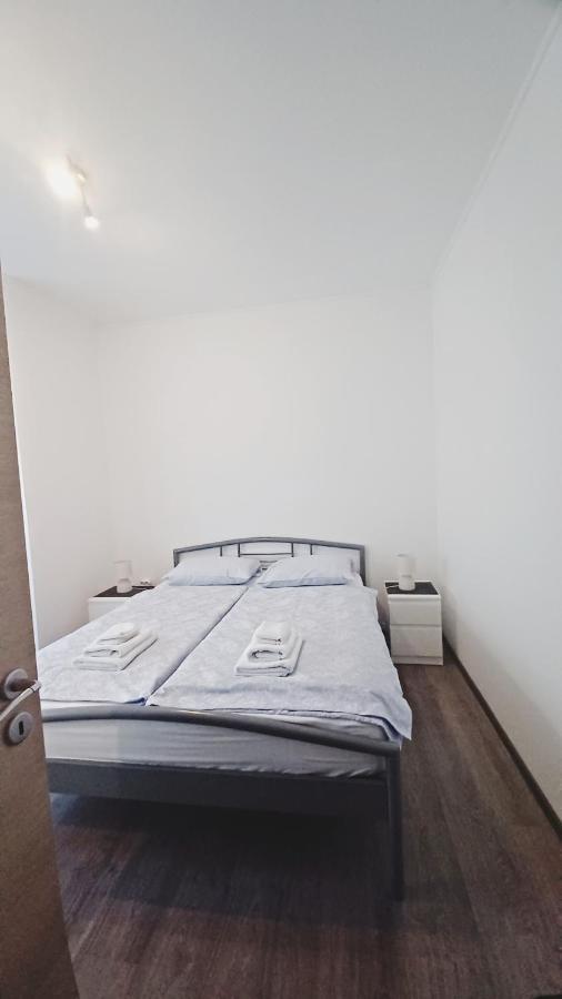 Apartman Dora Apartment พูลา ภายนอก รูปภาพ